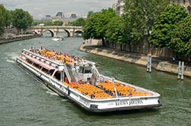 Le ' Bateaux- Mouches 'es much popular en Paris