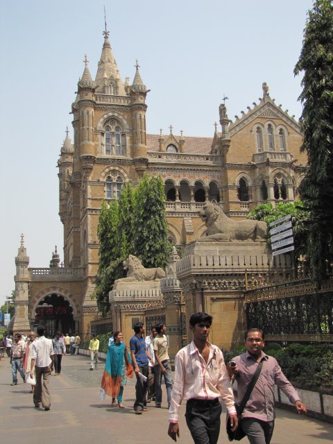 Estudiantes sortende de le Universite de Mumbai