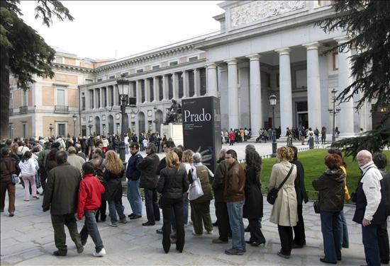 3.-_los_turistas_drisfrutan_en_madrid